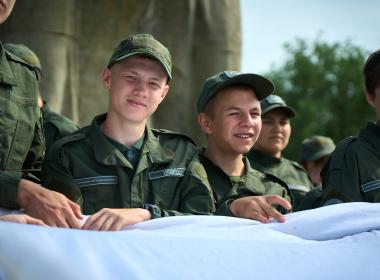 Стометровый флаг России развернули на Мамаевом кургане курсанты Центра «ВОИН»