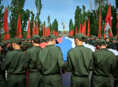 Стометровый флаг России развернули на Мамаевом кургане курсанты Центра «ВОИН»