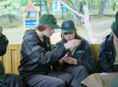 Хабаровских курсантов научили плести браслеты выживания