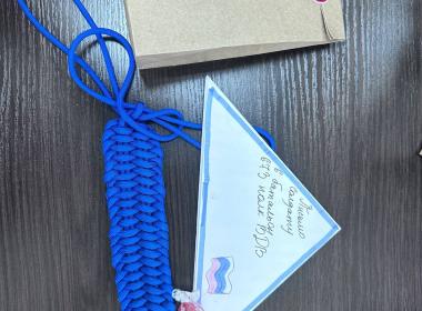 Курсанты Центра «ВОИН» сделали для бойцов СВО более тысячи браслетов жизни ко Дню государственного флага России