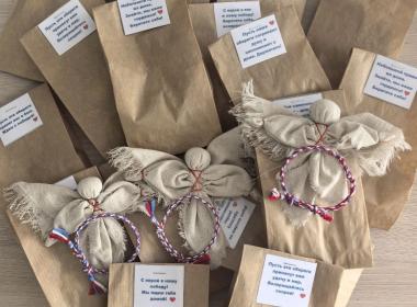 Курсанты Центра «ВОИН» сделали для бойцов СВО более тысячи браслетов жизни ко Дню государственного флага России