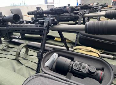 Центр «ВОИН» и Федерация боевого снайпинга России передали на фронт сверхсовременные винтовки